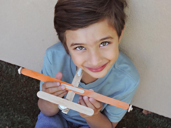 Cậu bé bán máy bay đồ chơi làm từ thiện - Ảnh 1.