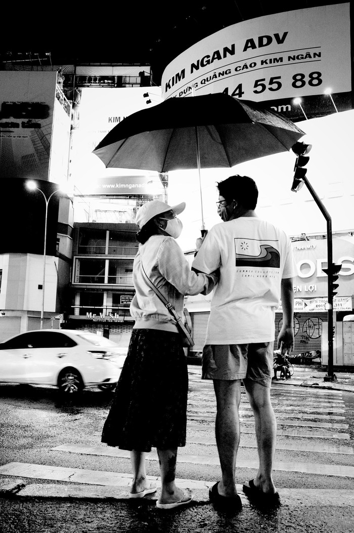 Những khoảnh khắc sinh động trong mùa mưa của người Sài Gòn  - Ảnh 1.