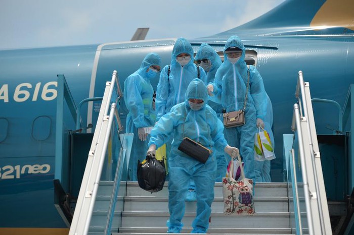 Chuyến bay đầu tiên đưa 202 người mắc kẹt ở Đà Nẵng về đến Hà Nội - Ảnh 1.