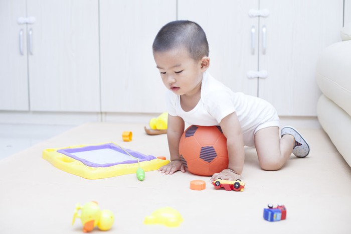 Những lợi ích đáng ngạc nhiên khi trẻ không có quá nhiều đồ chơi - Ảnh 3.