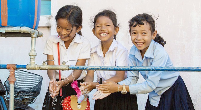 Hơn 800 triệu trẻ em thiếu trang thiết bị cơ bản để rửa tay chống dịch Covid-19 - Ảnh 1.
