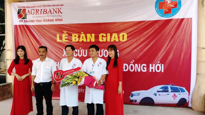Agribank Quảng Bình tặng xe cứu thương cho Bệnh viện đa khoa thành phố Đồng Hới - Ảnh 1.