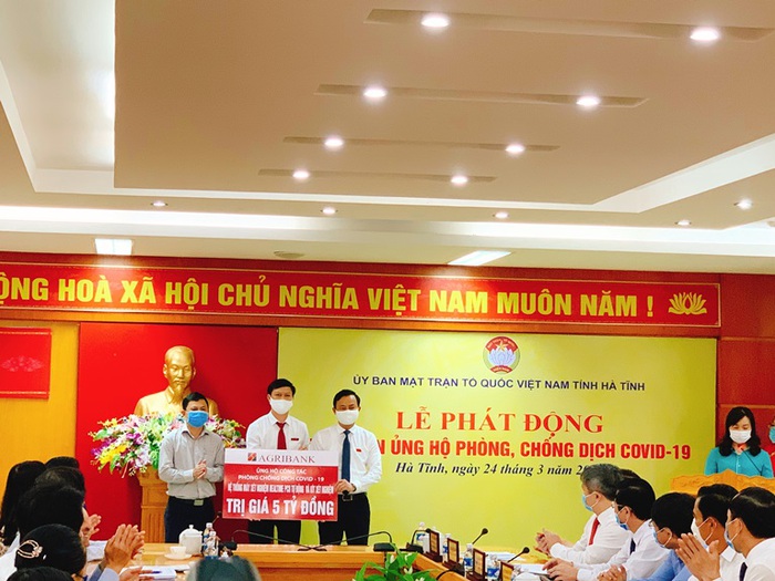 Agribank đồng hành cùng các &quot;chiến sỹ&quot; nơi tuyến đầu chống dịch - Ảnh 1.