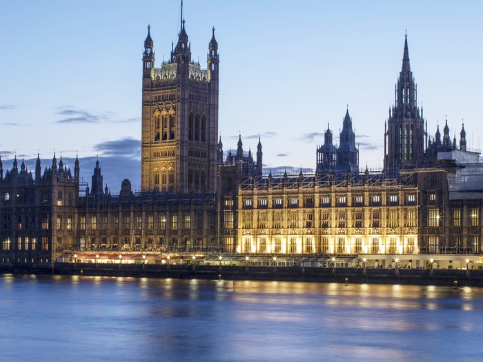Quốc hội Anh dậy sóng vì một nghị sĩ bị bắt với cáo buộc tấn công tình dục - Ảnh 1.