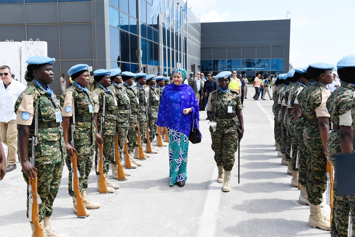 Phó Tổng thư ký LHQ Amina Mohammed duyệt đội danh dự Lực lượng gìn giữ hòa bình LHQ tại Somalia
