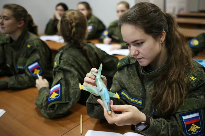 Yêu bầu trời: Các nữ phi công Nga chuẩn bị cho những chuyến bay trong tương lai - Ảnh 11.
