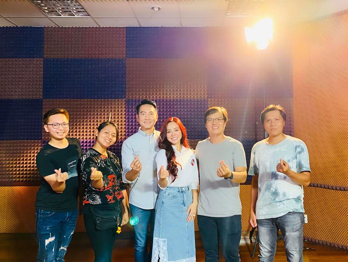 Ca sĩ Nguyễn Phi Hùng, Vy Oanh và ế kíp thực hiện MV trong phòng thu