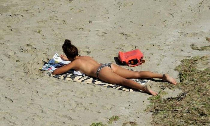 Bộ trưởng Nội vụ Pháp bảo vệ quyền phụ nữ tắm nắng ngực trần - Ảnh 2.