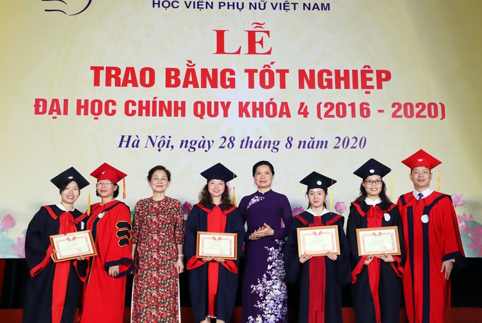 Chủ tịch Hội LHPN Việt Nam: Mong các tân cử nhân HVPNVN phát huy sáng tạo, đóng góp thiết thực cho xã hội  - Ảnh 1.