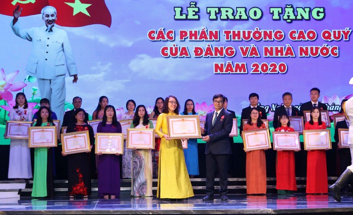 Ông Nguyễn Sơn Hùng - Phó chủ tich thường trực HĐND tỉnh Đồng Nai trao bằng khen cho bà Nguyễn Minh Nguyệt - GĐ Ngành hàng Thực phẩm Công Ty Nestlé Việt Nam