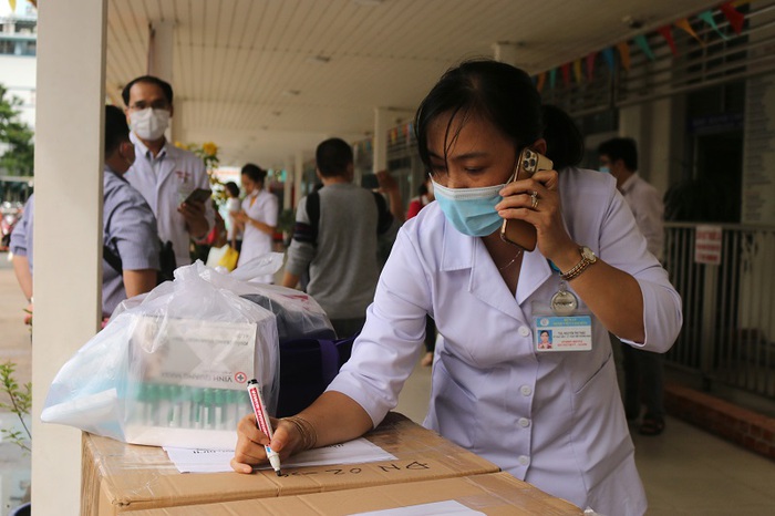 Đội phản ứng nhanh Bệnh viện Chợ Rẫy tiếp tục chi viện cho Đà Nẵng - Ảnh 1.
