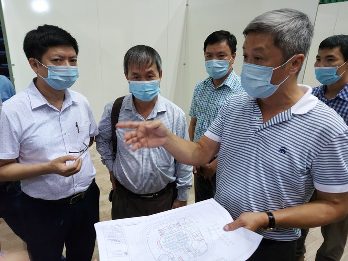 Lãnh đạo Bộ Y tế kiểm tra công tác tiếp nhận và điều trị bệnh nhân Covid-19 tại Đà Nẵng. Ảnh: SKĐS