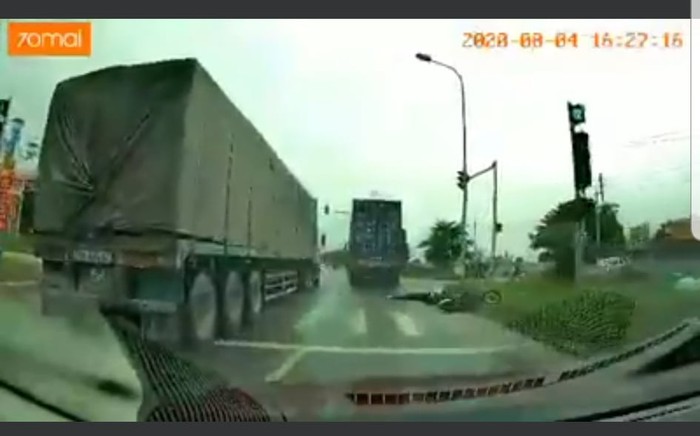 Sau khi gây tai nạn, tài xế đã tăng tốc rồi bỏ chạy (ảnh cắt từ clip)