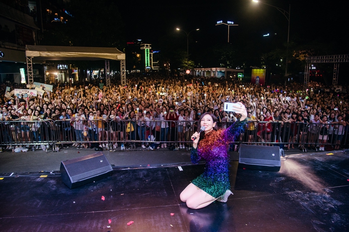 Ca sĩ Min cùng khán giả cuộc thi K-pop 2019 được tổ chức tại Hà Nội