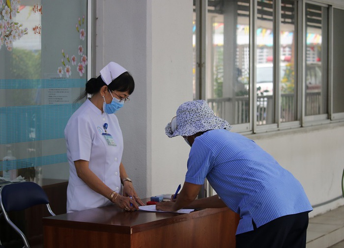 Nhân viên Bệnh viện Chợ Rẫy tiếp xúc với bệnh nhân 669 âm tính COVID-19 - Ảnh 1.