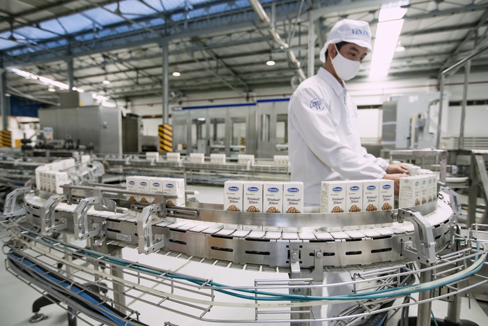 Công nghệ sản xuất hiện đại tại hệ thống 13 nhà máy của Vinamilk trên cả nước giúp cung cấp các sản phẩm chất lượng đến tay người tiêu dùng