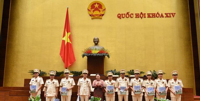 Chủ tịch Quốc hội gặp mặt điển hình tiên tiến lực lượng công an nhân dân - Ảnh 2.