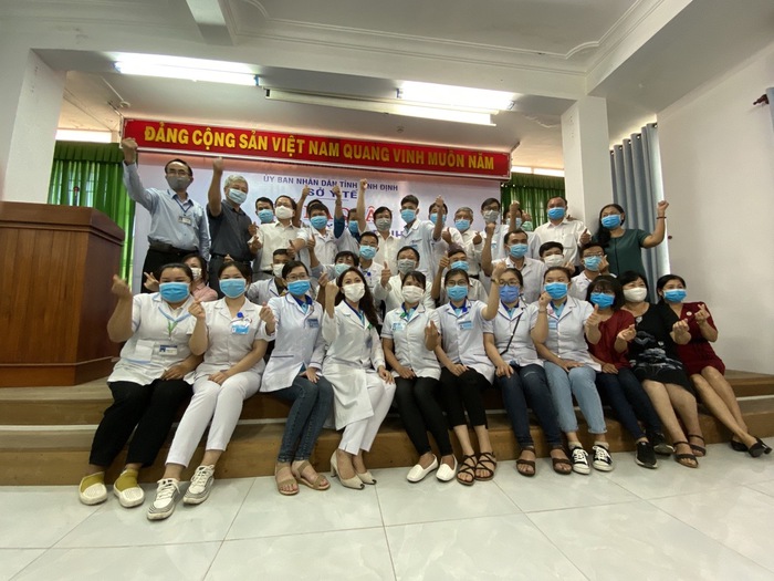 25 nhân viên y tế Bình Định lên đường hỗ trợ Đà Nẵng chống dịch Covid-19 - Ảnh 2.