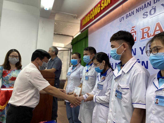 25 nhân viên y tế Bình Định lên đường hỗ trợ Đà Nẵng chống dịch Covid-19 - Ảnh 1.