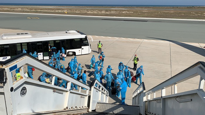 Chuyến bay đầu tiên đón người Việt từ quốc đảo Cyprus và Saudi Arabia hồi hương - Ảnh 1.