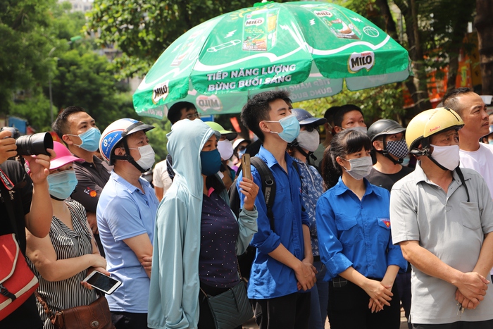 Những hình ảnh dễ thương của cha mẹ tiếp sức cho con trong kỳ thi “Covid” - Ảnh 1.