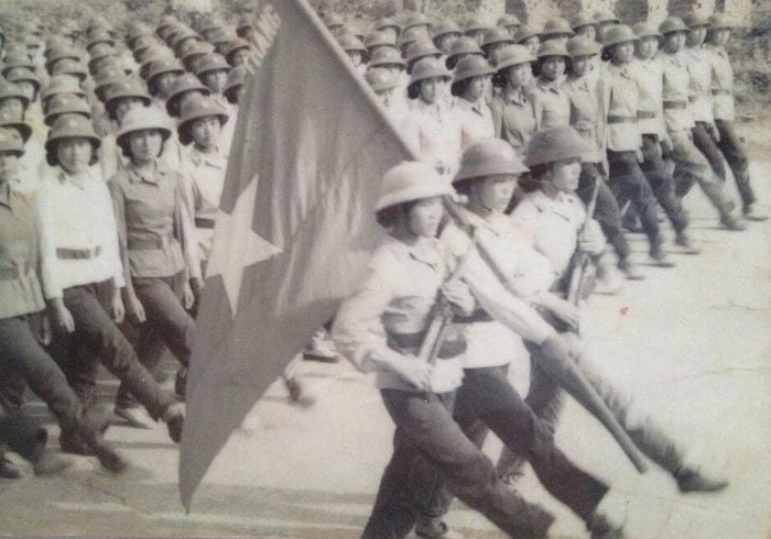 Nữ chiến sĩ bồng súng đi bên Quân kỳ khối nữ phòng không không quân trong lễ duyệt binh Quốc khánh đầu tiên khi đất nước thống nhất - Ảnh 1.
