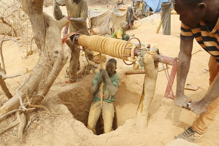 Cuộc sống gian nan của trẻ đào vàng ở Burkina Faso - Ảnh 2.
