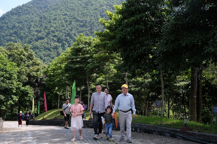 Bóng mát của những hàng cây xanh theo chân du khách trên những con đường đến tham quan Khu di tích Pác Bó, Cao Bằng