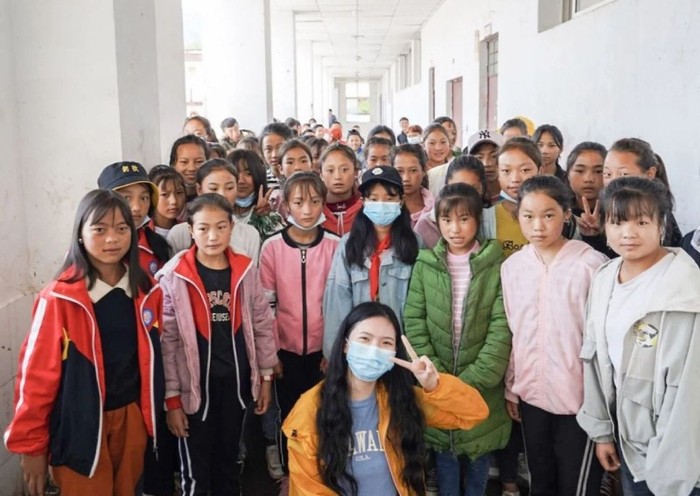 Nhóm Stand TogetHer ở Thành Đô đã thực hiện thành công chiến dịch cung cấp băng vệ sinh cho các bé gái ở Sikai (huyện Lương Sơn, Thành Đô, Tứ Xuyên, Trung Quốc) Ảnh: South China Morning Post