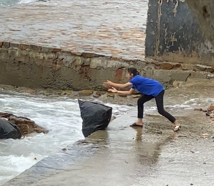 Chủ quán cà phê Vũng Tàu: &quot;Tôi kêu nhân viên gom rác trôi vào bờ kè nhưng nặng nên lại đổ xuống biển&quot; - Ảnh 1.