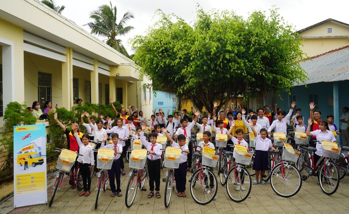 Saigonchildren tặng xe đạp cho học sinh có hoàn cảnh khó khăn ở Trà Vinh - Ảnh 1.