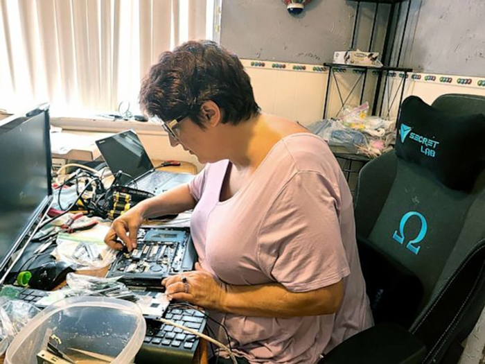 Darla Purce đang tân trang chiếc máy tính xách tay cũ để tặng một học sinh khó khăn