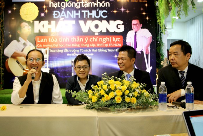 Hai diễn giả Hà Chương, Sơn Lâm (từ bên trái sang) giao lưu trong buổi công bố chương trình &quot;Hành trình khát vọng 2020&quot;