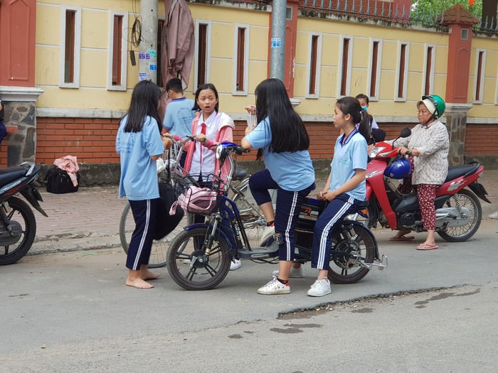 Nhiều teen đòi cha mẹ mua xe gắn máy để không bị lạc lõng khi đến trường - Ảnh 2.