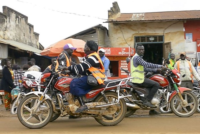 Người phụ nữ Congo nuôi sống gia đình bằng nghề xe ôm - Ảnh 1.