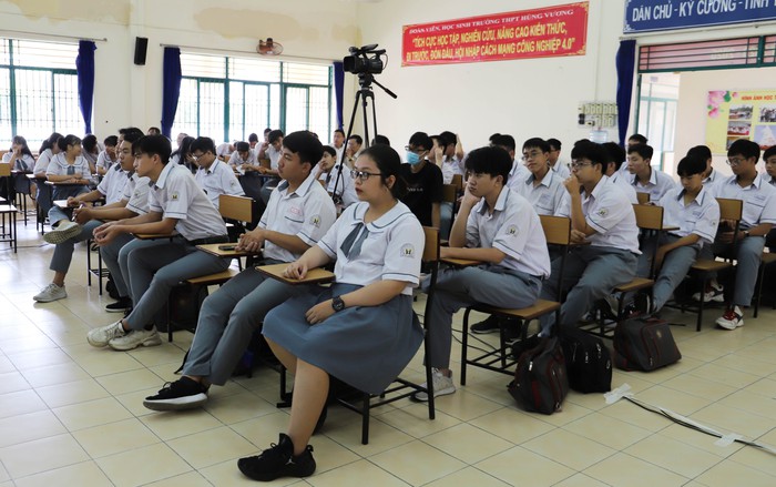  Ngành giáo dục TPHCM không cấm học sinh sử dụng điện thoại trong giờ học - Ảnh 2.
