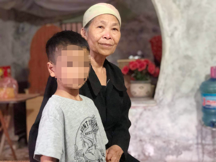 Bé trai 9 tuổi bị bố bạo hành ở Hưng Yên: Hàng xóm sang can thì bị đuổi  - Ảnh 2.