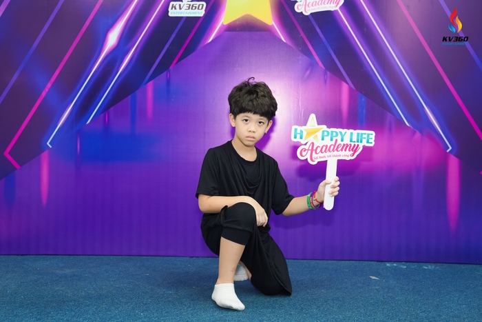Cậu bé Nguyễn Trường Giang mới chỉ 6 tuổi, nhưng có khả năng cảm nhận âm nhạc, nhảy và trình diễn thời trang tốt