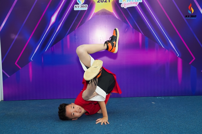 Cậu bé Nguyễn Quốc Triệu thể hiện những động tác nhảy khó, mong tìm kiếm cơ hội phát triển hơn trên con đường nghệ thuật