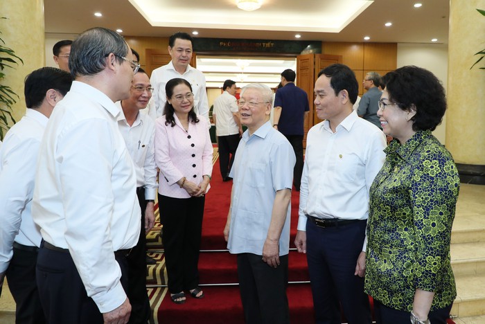 Tổng Bí thư, Chủ tịch nước Nguyễn Phú Trọng trao đổi với các đại biểu TPHCM. Ảnh: QUANG PHÚC/Báo SGGP