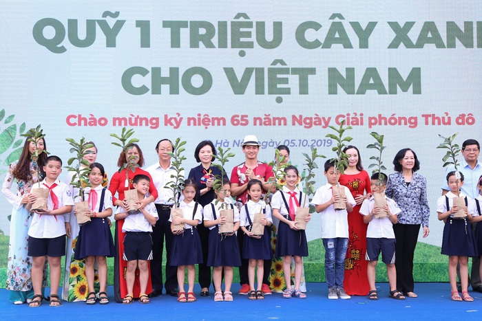 “Quỹ 1 triệu cây xanh cho Việt Nam” trao tặng hàng ngàn cây xanh cho các trường tiểu học tại Hà Nội