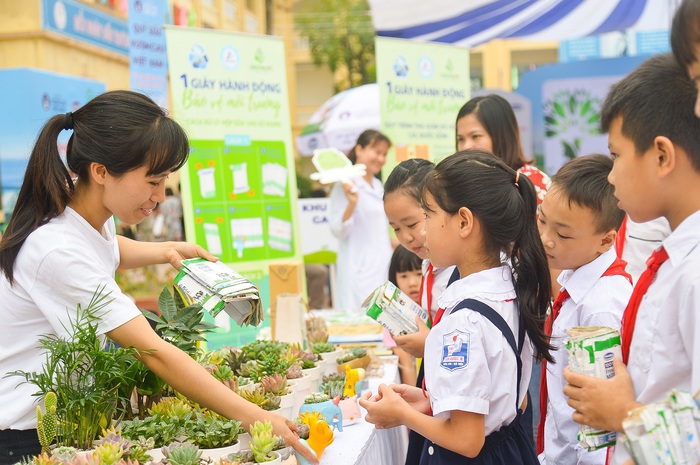 Các em học sinh Hà Nội cùng tham gia chương trình đổi vỏ hộp sữa lấy cây xanh trong ngày hội của “Quỹ 1 triệu cây xanh cho Việt Nam”