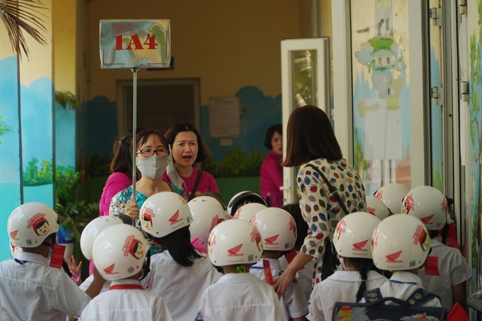 Những hình ảnh xúc động trong ngày khai giảng tại “ngôi trường đặc biệt” ở Hà Nội - Ảnh 21.