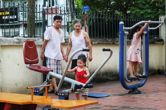 Tái chế đồ phế thải làm khu vui chơi miễn phí cho trẻ em - Ảnh 1.