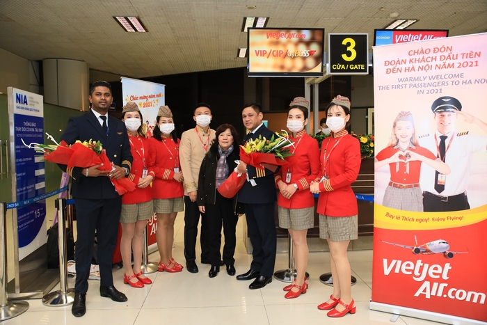 Vietjet tưng bừng đón những hành khách đầu tiên năm 2021 - Ảnh 1.