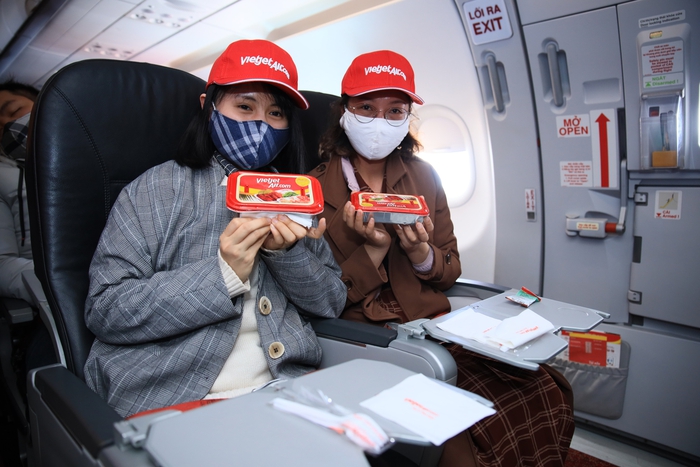 Vietjet tưng bừng đón những hành khách đầu tiên năm 2021 - Ảnh 9.