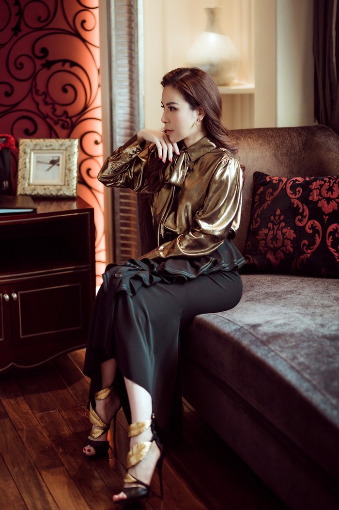 Áo metallic kết hợp cùng chân váy dài độc đáo của Givenchy. Sandal Giuseppe Zanotti với chi tiết hình chiếc lá ánh kim, ton sur ton với áo