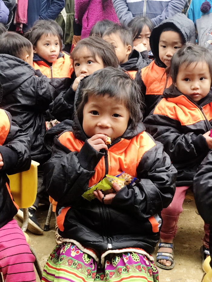 Nhóm bạn trẻ Hà Nội vượt giá rét, trao 140 chiếc áo ấm cho trẻ em Sapa - Ảnh 3.