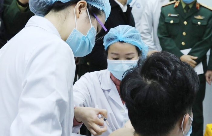 Việt Nam bắt đầu tiêm mũi 2 vaccine Covid-19 liều 25mcg cho 3 người - Ảnh 1.