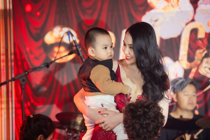 Vợ chồng Tuấn Hưng - Hương Baby lần đầu đưa bé Sâm xuất hiện trước công chúng